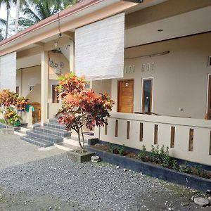 Hotel Putra Sindang Asih Batukaras Exterior photo