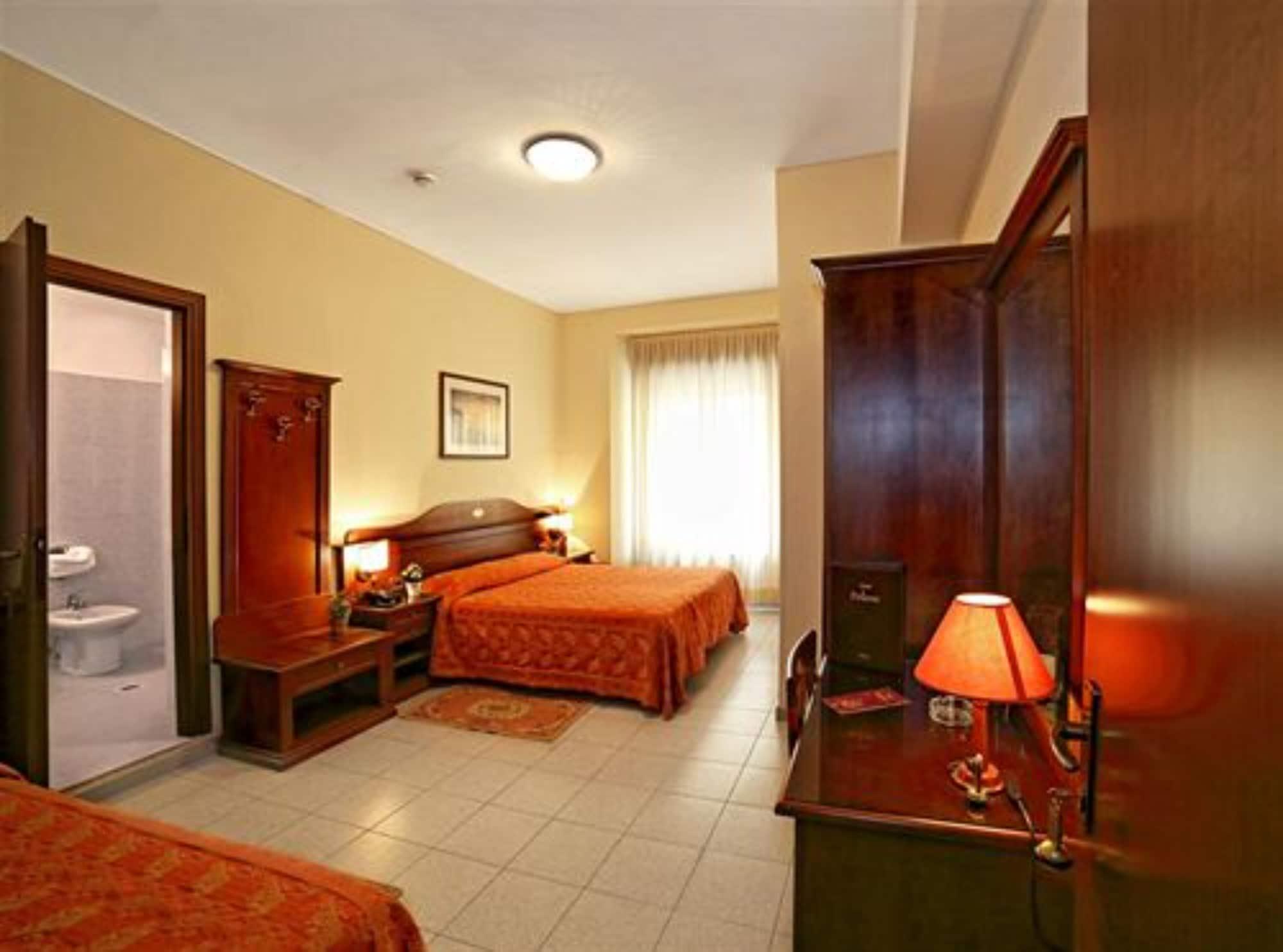 Hotel Pavone Milano Esterno foto