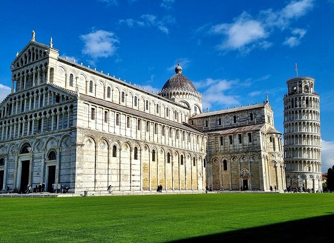Leaning Tower of Pisa photo