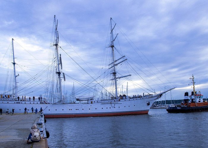 Segelschulschiff "Gorch Fock" Stralsund: "Gorch Fock" (I) in Werft verlegt | NDR.de ... photo