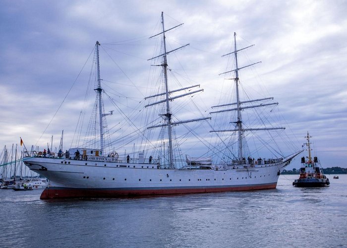 Segelschulschiff "Gorch Fock" Dritter Anlauf: „Gorch Fock 1“ auf Stralsunder Werft verlegt photo