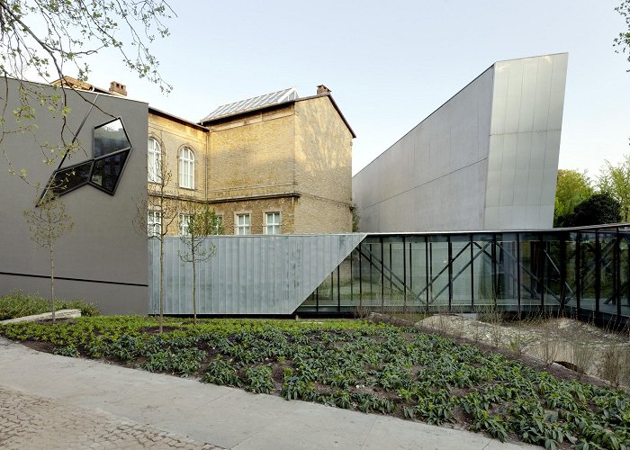 Felix-Nussbaum-Haus Extension to the Felix Nussbaum Haus - Libeskind photo