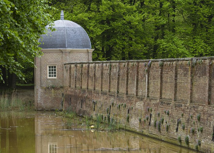 Kasteel Eerde Tussen dubbele grachten, geflankeerd door twee bouwhuizen, bevindt ... photo