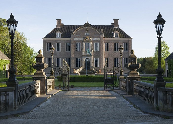 Kasteel Eerde Tussen dubbele grachten, geflankeerd door twee bouwhuizen, bevindt ... photo