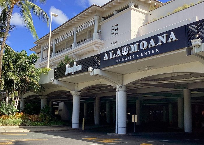 Ala Moana Center Ala Moana Center rolls out paid parking system for non-customers photo