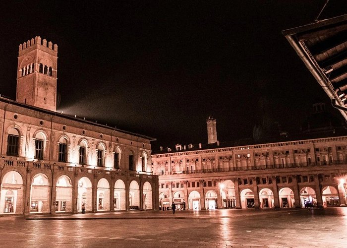 Piazza Maggiore Piazza Maggiore: the beating heart of Bologna - turismo.bologna.it photo