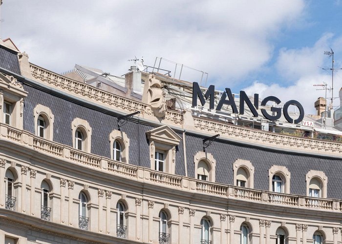 Plaza Francesc Macia Mango refuerza su presencia en Barcelona con la instalación de su ... photo