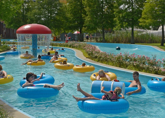 Blue Bayou Waterpark and Dixie Landin' Big Baton Rouge water park trying to find 700 seasonal workers ... photo