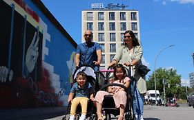 Schulz Hotel Berlin Wall At The East Side Gallery Exterior photo