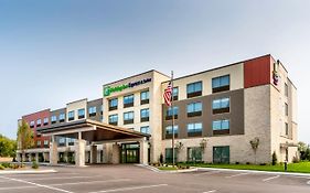 Holiday Inn Express & Suites Milwaukee - West Allis Exterior photo