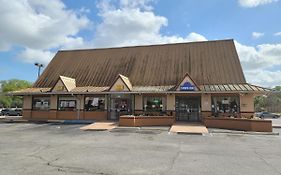 Tampa Inn Near Busch Gardens Exterior photo