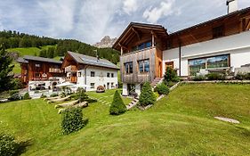 Villa Flora Mountain Lodges San Cassiano  Exterior photo