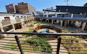 Royal Stina Hotel-Style With Swimming Pool Johannesburg Exterior photo