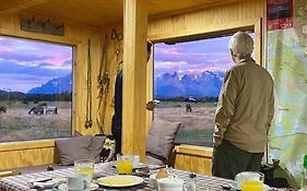 Vista al Paine - Refugio de Aventura Bed and Breakfast Torres del Paine National Park Exterior photo