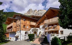 Villa Flora Mountain Lodges San Cassiano  Exterior photo