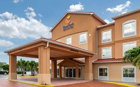 Comfort Inn & Suites Fort Myers Airport Exterior photo