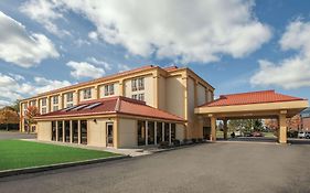 Majestica Inn And Suites North Canton Exterior photo