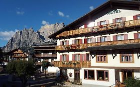 Hotel Bellaria Cortina dʼAmpezzo Exterior photo