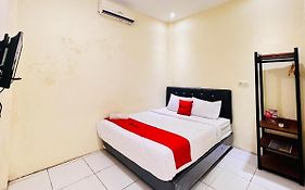 Hotel Reddoorz Near Alun Alun Sidoarjo Exterior photo