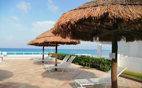 Brisas Beachfront Studios In Hotel Zone Cancún Exterior photo