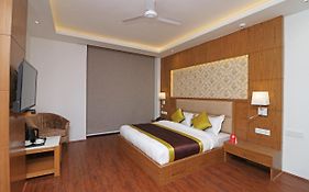 Capital O Hotel Star Inn Near Chhatarpur Metro Station Nuova Delhi Exterior photo