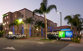 Holiday Inn Express & Suites Bakersfield Central, An Ihg Hotel Exterior photo