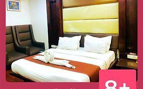 Qotel Hotel Pitampura Couple Friendly Nuova Delhi Exterior photo