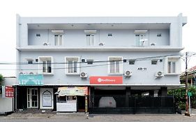 Hotel Reddoorz Syariah At Delta Sari Aloha Waru Sidoarjo Exterior photo