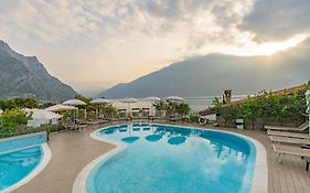 Garda Suite Hotel (Adults Only) Limone sul Garda Exterior photo