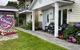 Gite Chute Couette Cafe Bed and Breakfast Notre-Dame-du-Portage Exterior photo