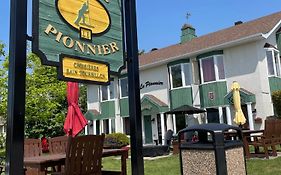 Hotel Le Pionnier Tadoussac Exterior photo