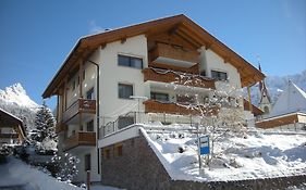 Garni Hotel Rezia Selva di Val Gardena Exterior photo