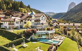 Alpenheim Charming & Spa Hotel Ortisei Exterior photo