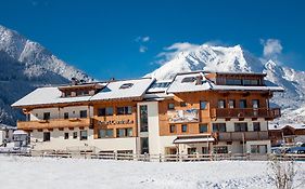 Apart Central - Premium Mountain&Garden Aparthotel Mayrhofen Exterior photo