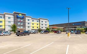 Days Inn & Suites By Wyndham Lubbock Medical Center Exterior photo