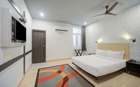 Super Townhouse Everest Hotel Chennai Exterior photo