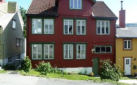 Red Old House Tromso Apartment Room photo