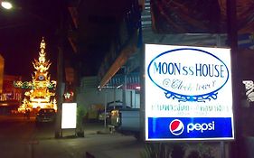 Moon House At Clock Tower Ostello Chiang Rai Exterior photo