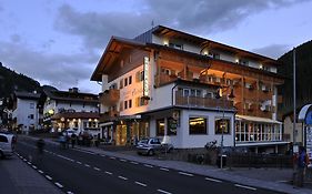 Hotel Cristallo Santa Cristina Val Gardena Exterior photo