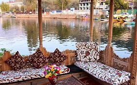 Hotel White House Group Of Houseboats Srīnagar Exterior photo