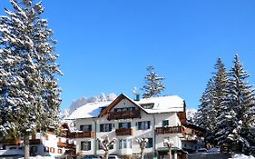 Hotel Oasi Cortina dʼAmpezzo Exterior photo