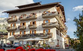 Hotel Aquila Cortina dʼAmpezzo Exterior photo