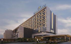 The Leela Ambience Convention Hotel Delhi Nuova Delhi Exterior photo