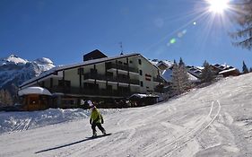 Hotel Alaska Folgarida Exterior photo