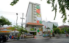 Pop! Hotel Diponegoro Surabaya Exterior photo