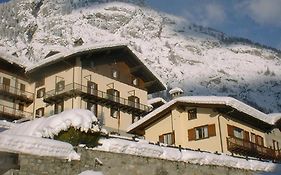 Hotel Ottoz Meublé Courmayeur Exterior photo