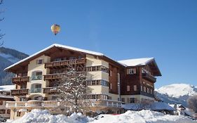 Das Traditionshotel Schwarzer Adler Tannheim Exterior photo