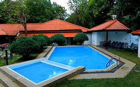 Jayasinghe Holiday Resort Kataragama Exterior photo