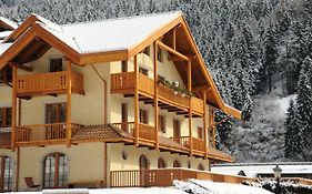 Holidays Dolomiti Apartment Resort Carisolo Exterior photo