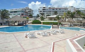 Brisas 10 Beachside Suites Cancún Exterior photo